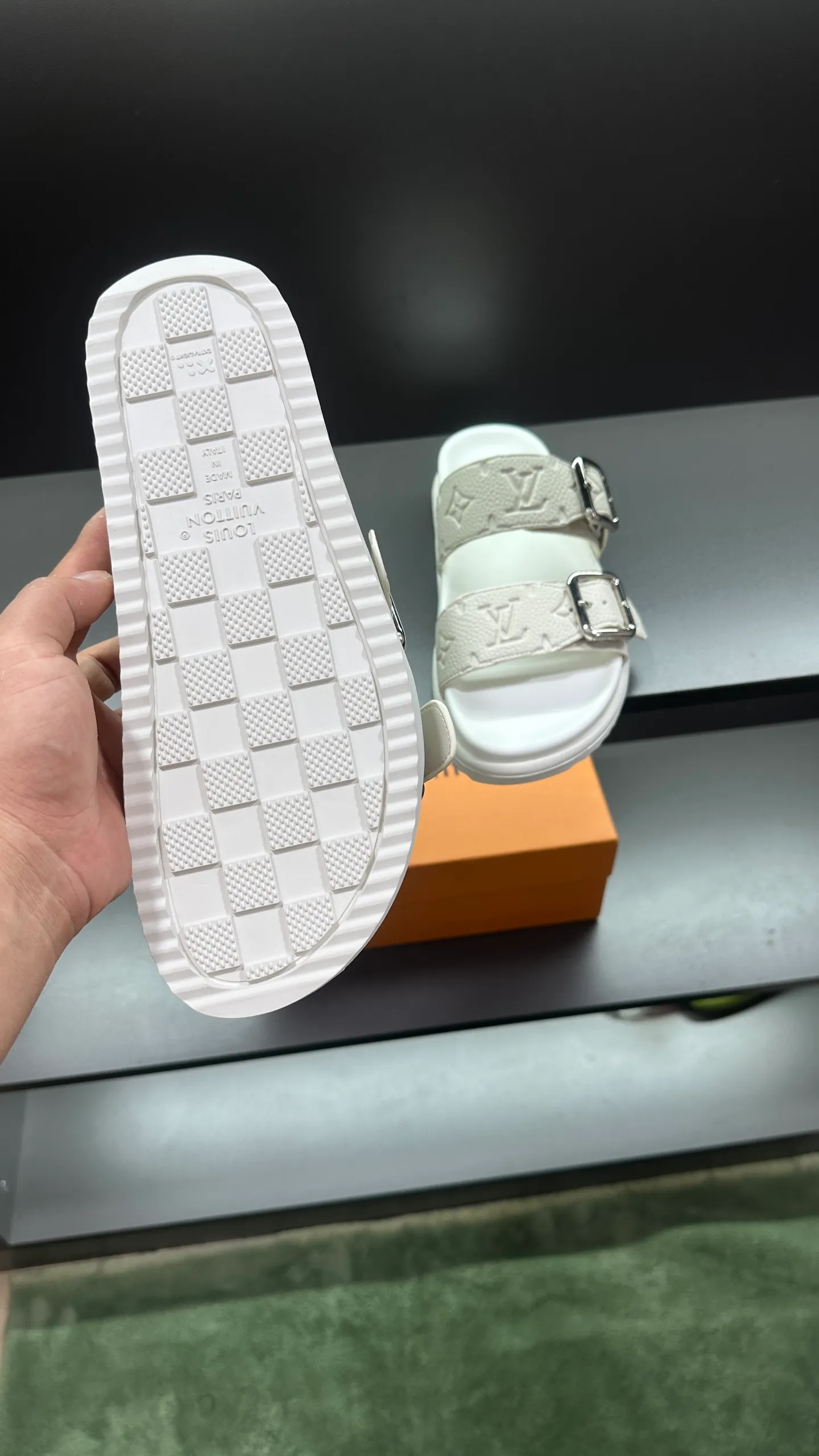 P320 🔍Top purchasing agent LV men's spring and summer slippers counter synchronized. The uppers are made of cowhide fabric imported from Italy, with logo graphics and high-quality craftsmanship. The soles are: original soles specially provided by the original factory. Exclusive molded soles are super comfortable. Original factory follow-up orders. 🔍🔍High quality. You can enter and exit the counter at will. Welcome to compare. Size 38-45
